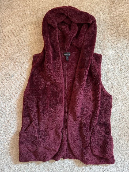 Zenana Outfitters Jackets & Blazers - Zenana Outfitters fuzzy burgundy vest Cardigan hooded cozy wrap - size L